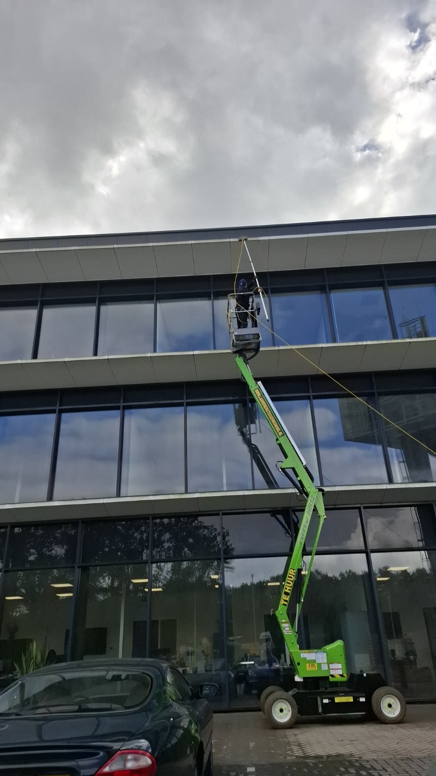 Glasbewassing op hoogte bij een modern bedrijfspand