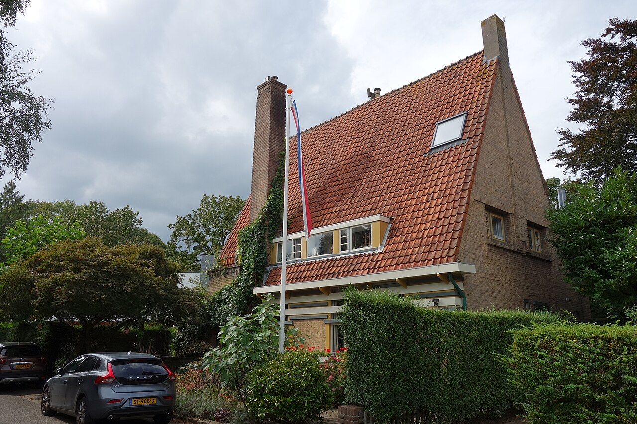 Detail van een witte dakrand en kozijnen aan een Nederlandse woning in Bussum