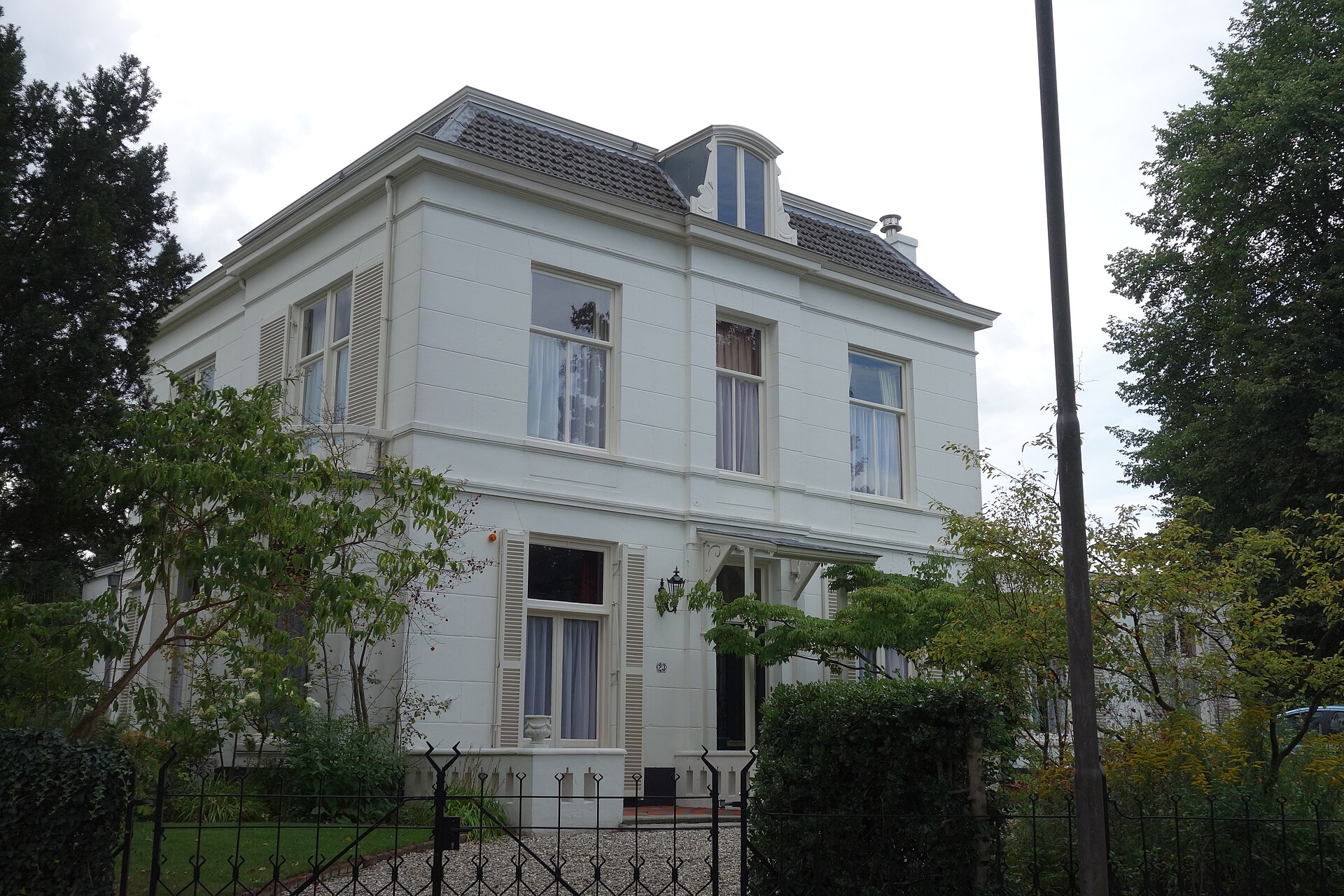Lichte gepleisterde gevel en kozijnen van een Nederlandse woning in Bussum