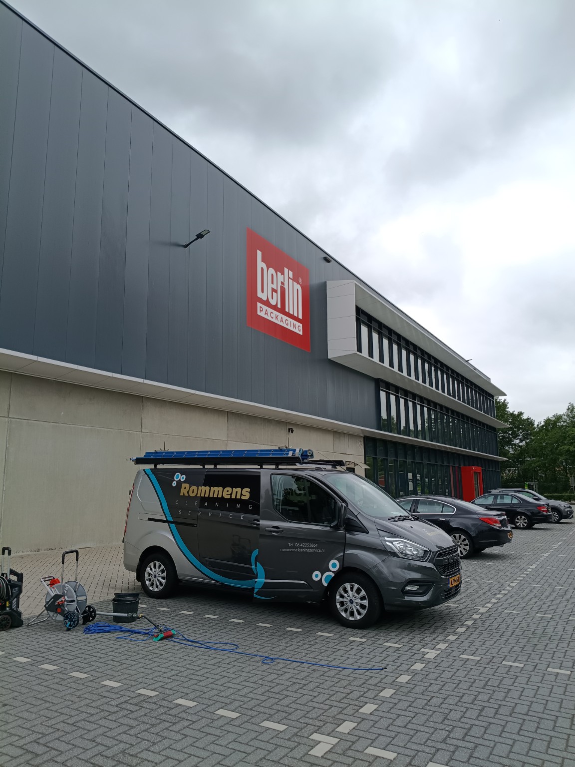 Bedrijfsbus van Rommens Cleaning Service bij een project
